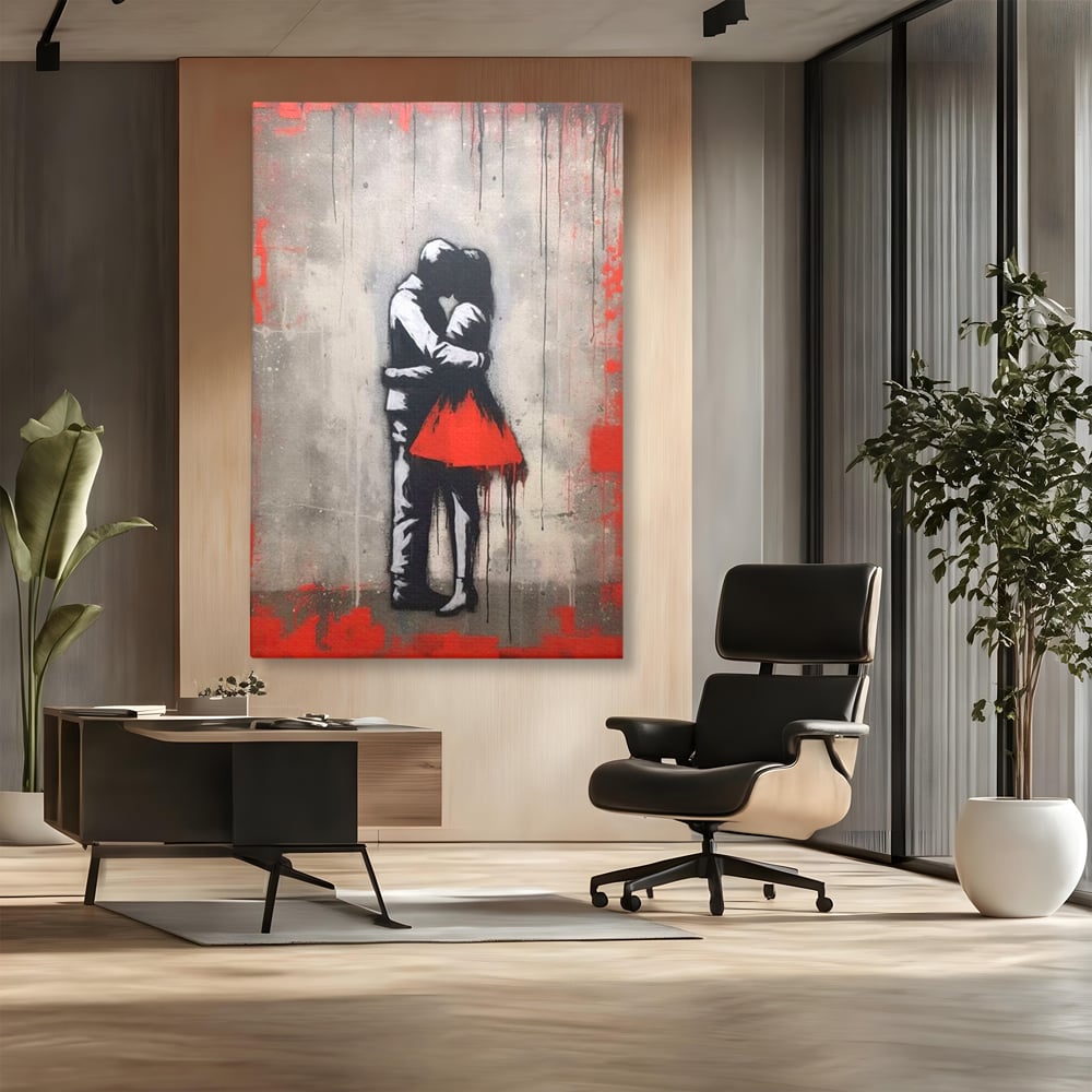 Tablou canvas cu tablou canvas cu doi indragostiti imbratisati, fara rama, pe sasiu de lemn, pe perete intr-un birou